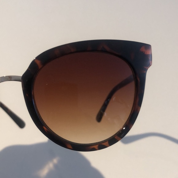 Guess Tortoise Sunglasses - Picture 5 of 6